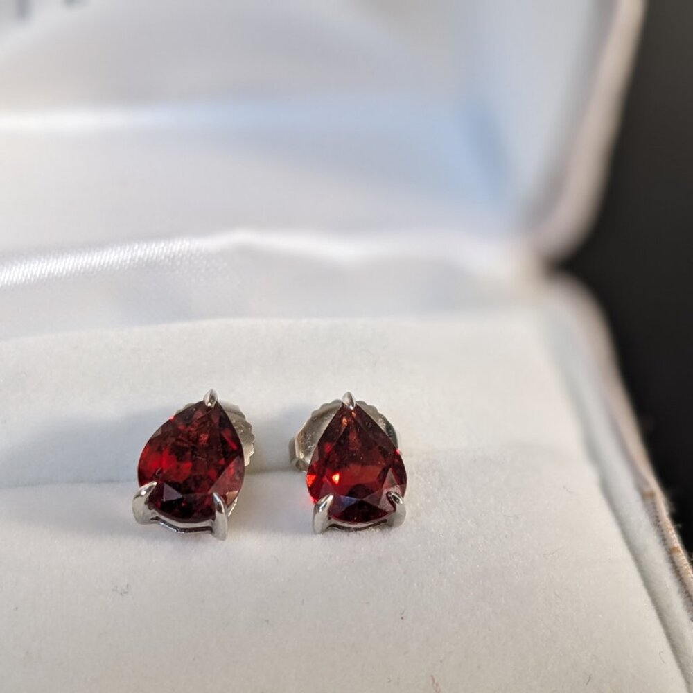 Gorgeous Pear Shaped Garnet Earring and Necklace set in Sterling Silver - Picture 7 of 15